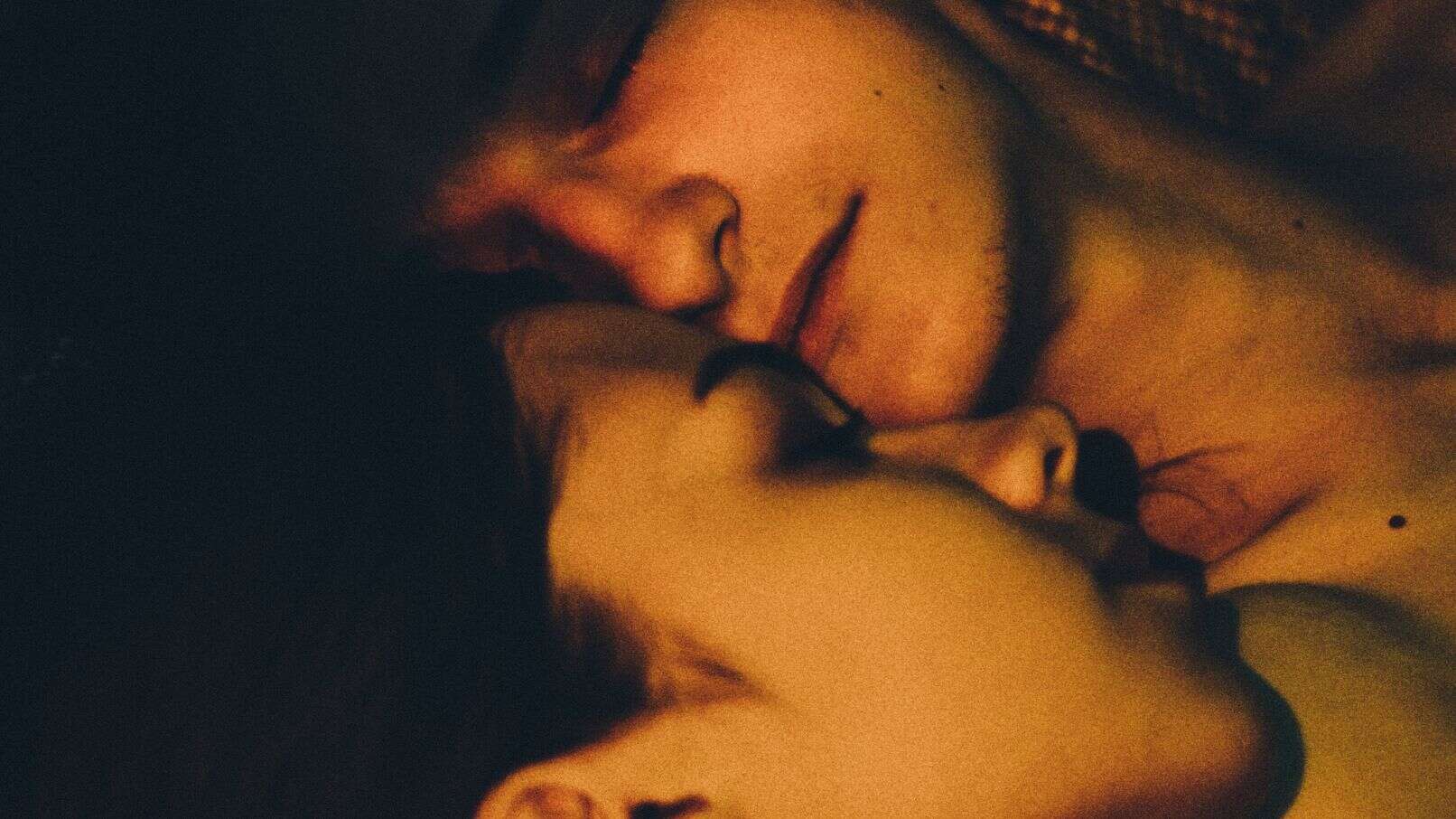 Een man en een vrouw kussen elkaar in een nachtclub!